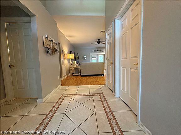 3rd image of 2843 Meadowood Ln
