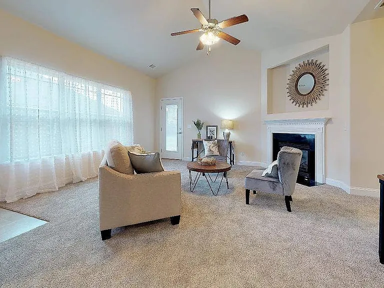 323 Huntwood Dr — Photo 5