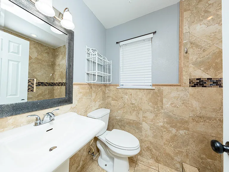823 Parkhill St — Photo 15