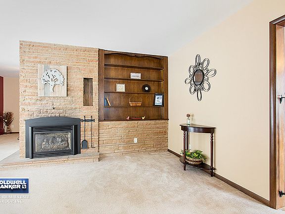 Living room w/fireplace