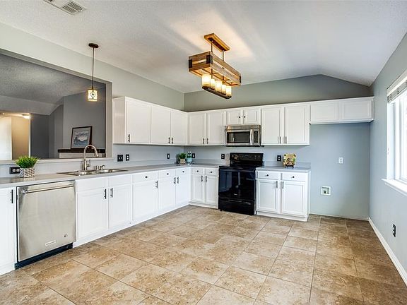 2nd image of 821 Topaz Dr