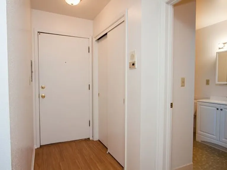 2400 Northwestern Ave — Photo 15