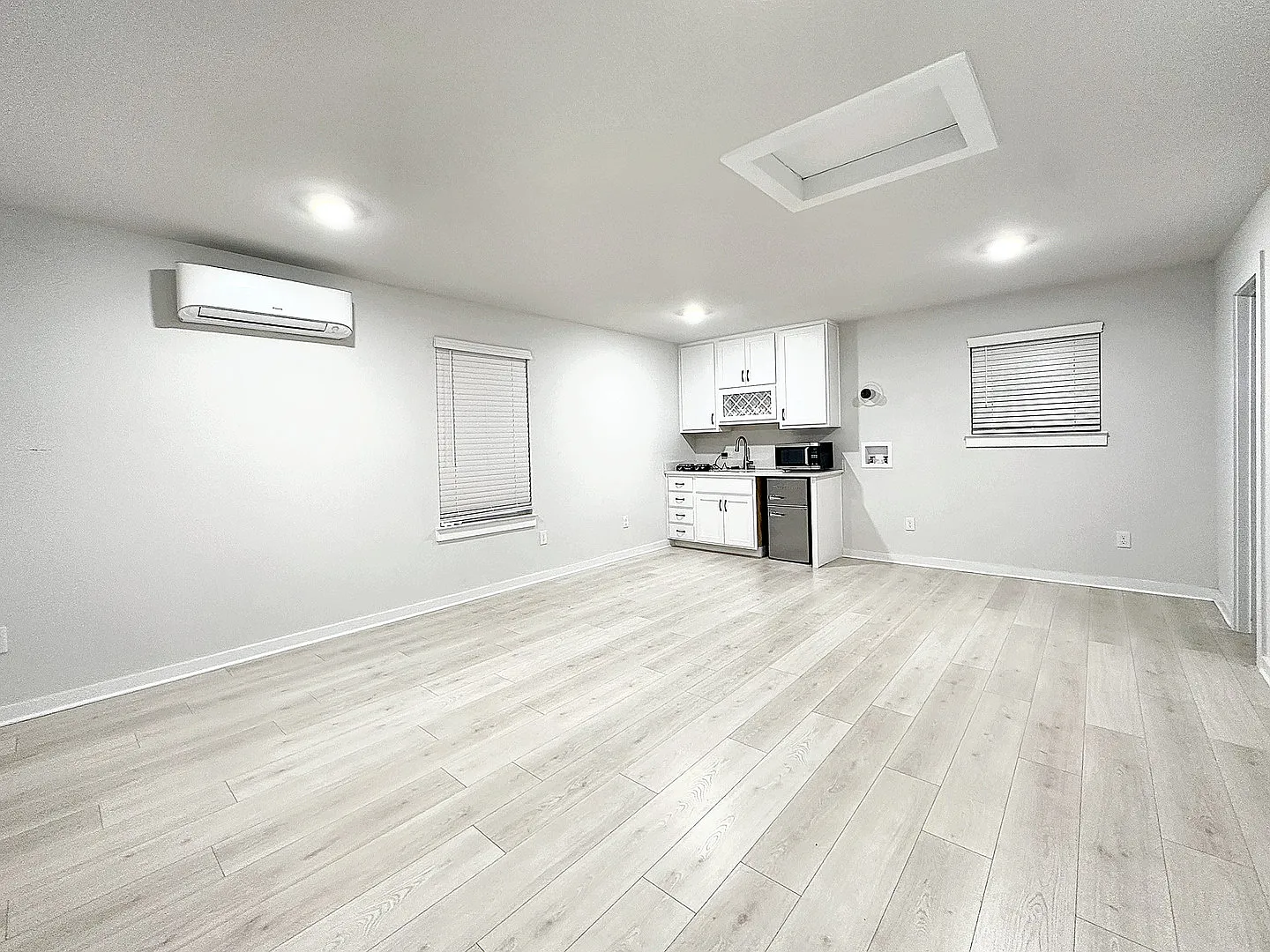 Studio, 400 sqft, $895 — Photo 3