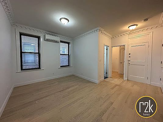4th image of 35-25 Crescent St #3C