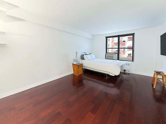 2nd image of 305 E 72nd St APT 2CN