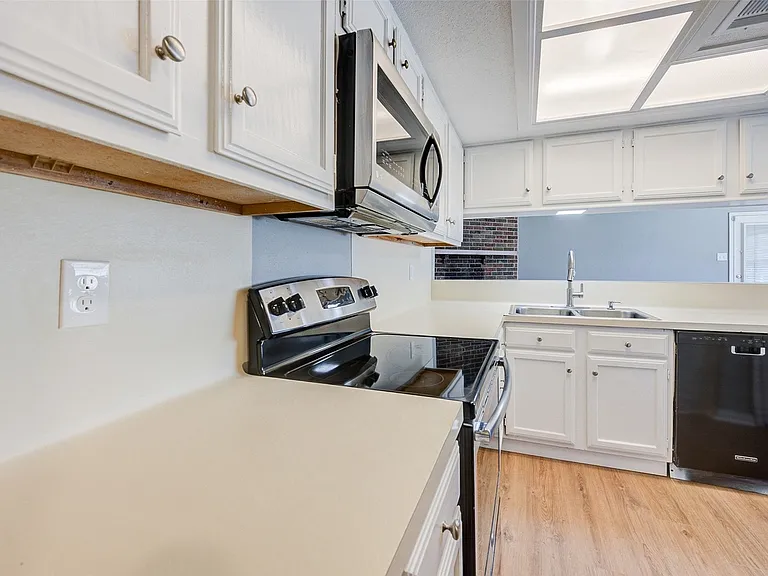 11602 Lennington Ln — Photo 11