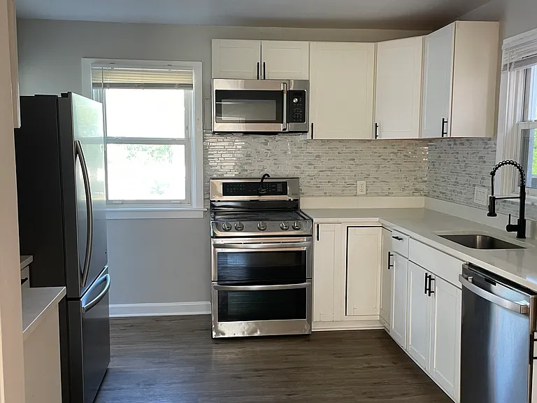 220 N Locust St — Photo 18