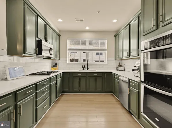 4420 Beechstone Ln #B, Fairfax, VA 22033