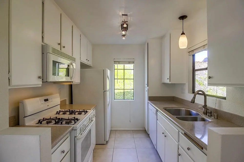 2 bed, 881 sqft, $2,850 — Photo 1