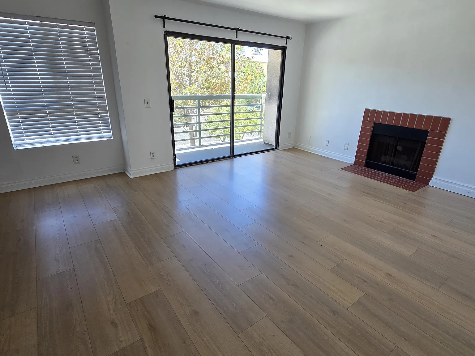 2 bed, 1000 sqft, $3,150 — Photo 2