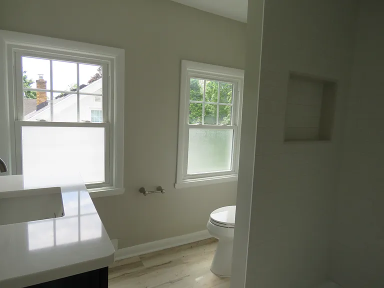 Third floor (3rd) full full bath