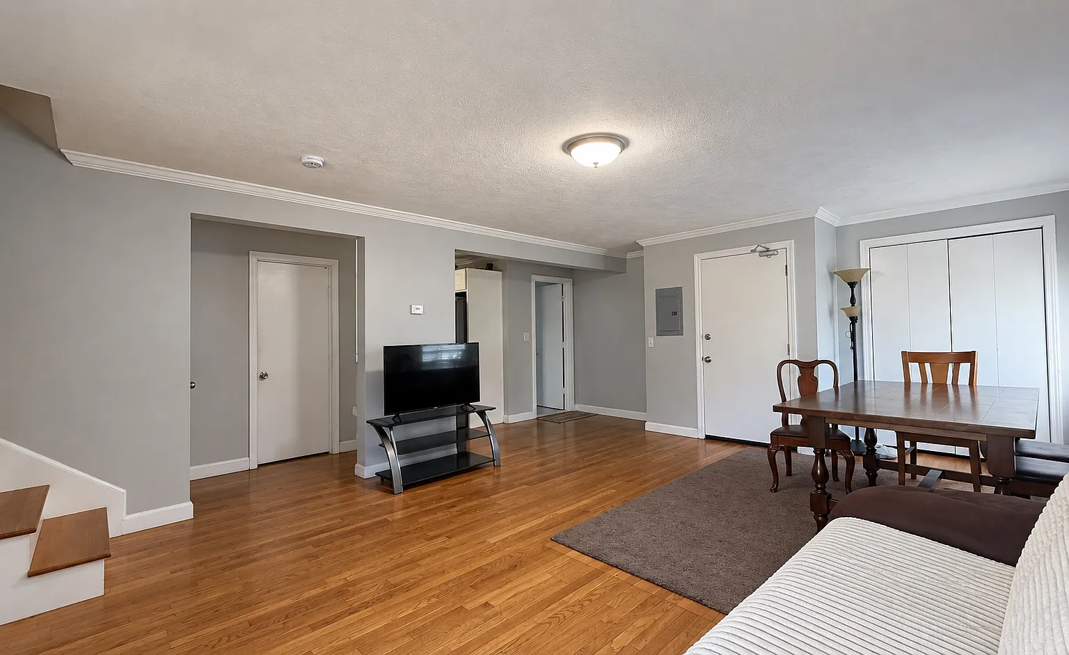 4 bed, 1.5 bath, 1200 sqft, $3,560 — Photo 2