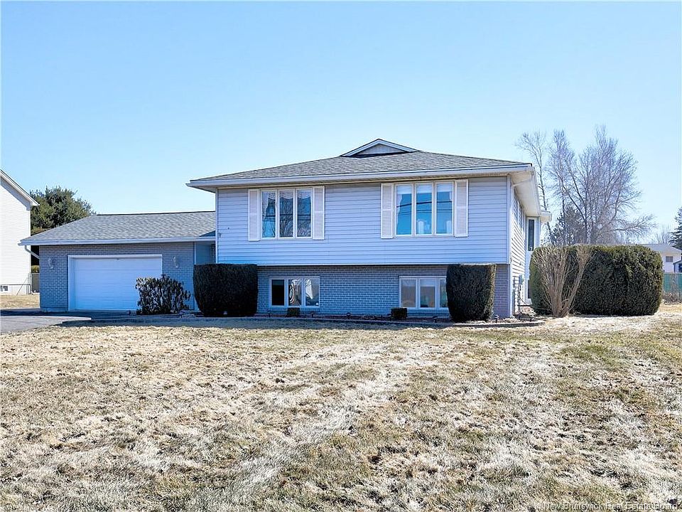 1st image of 749 Waasis Rd W