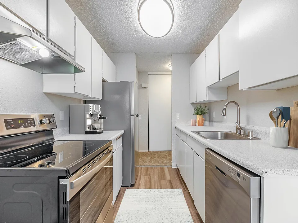 2 Bed 1 Bath - Kitchen