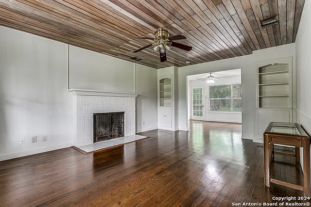 3 bed, 2.0 bath, 1560 sqft, $2,100 — Photo 3