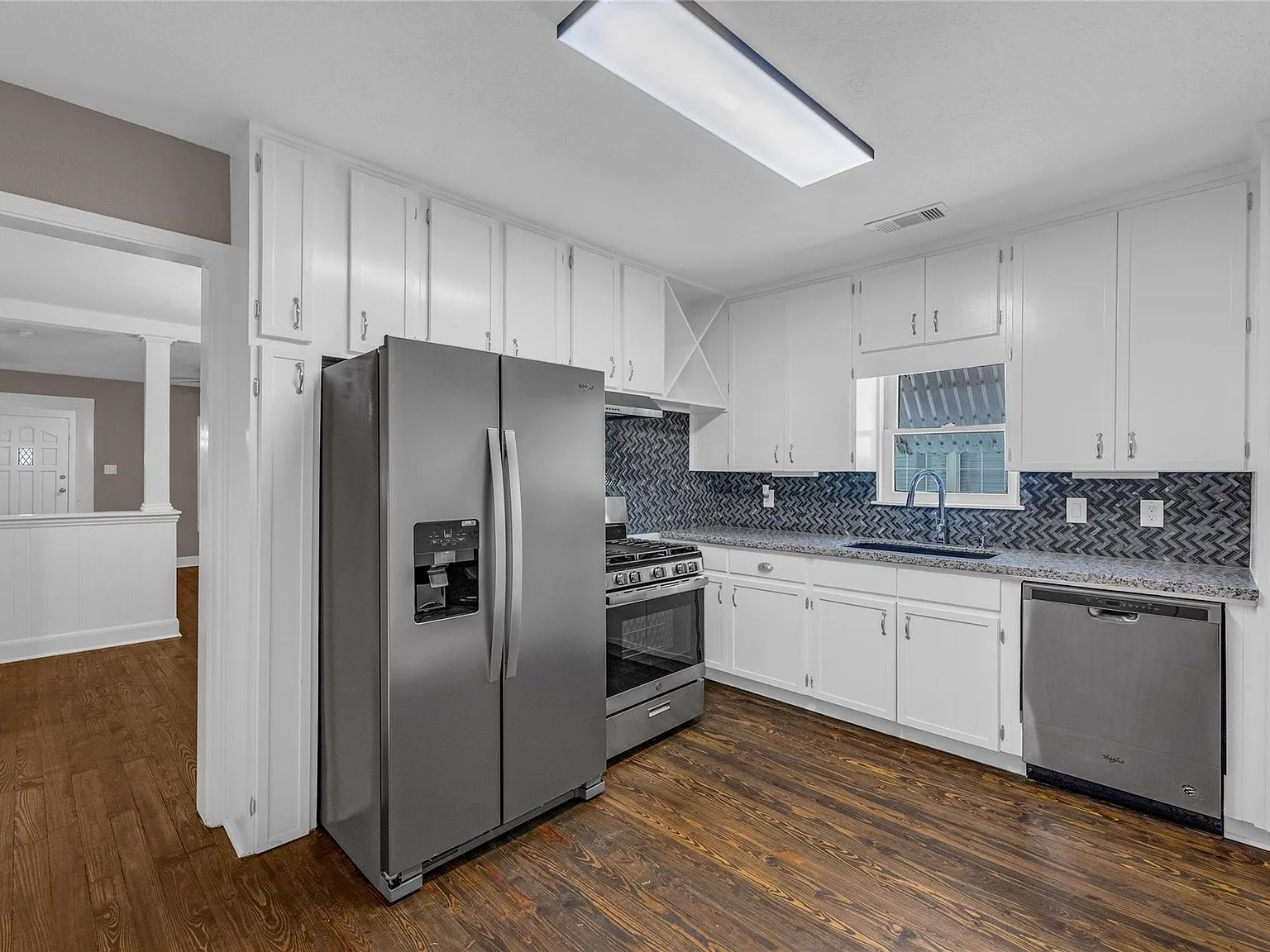 3 bed, 1.0 bath, 1464 sqft, $2,100 — Photo 3