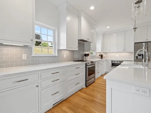 1608 Highlandview DRIVE, West Bend, WI 53095