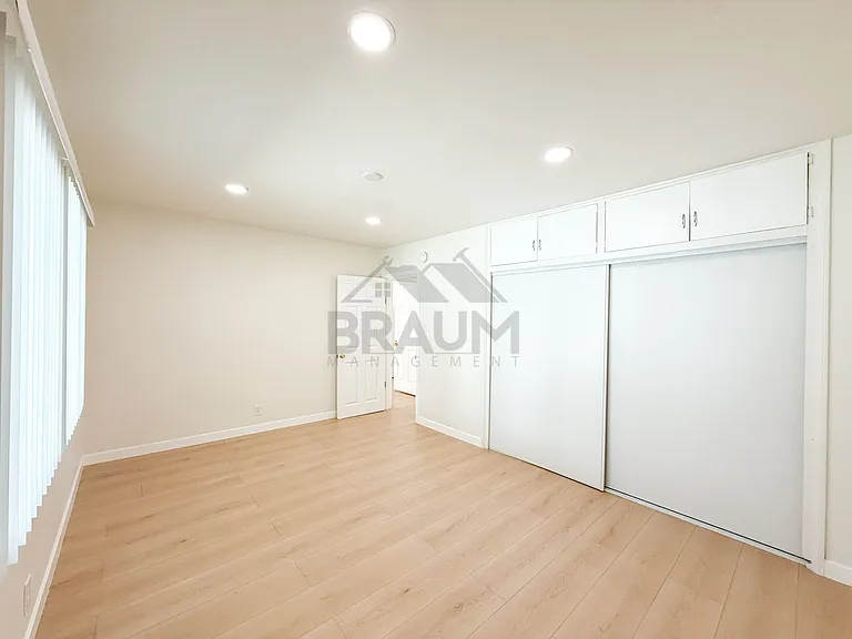 15550 Vanowen St — Photo 14