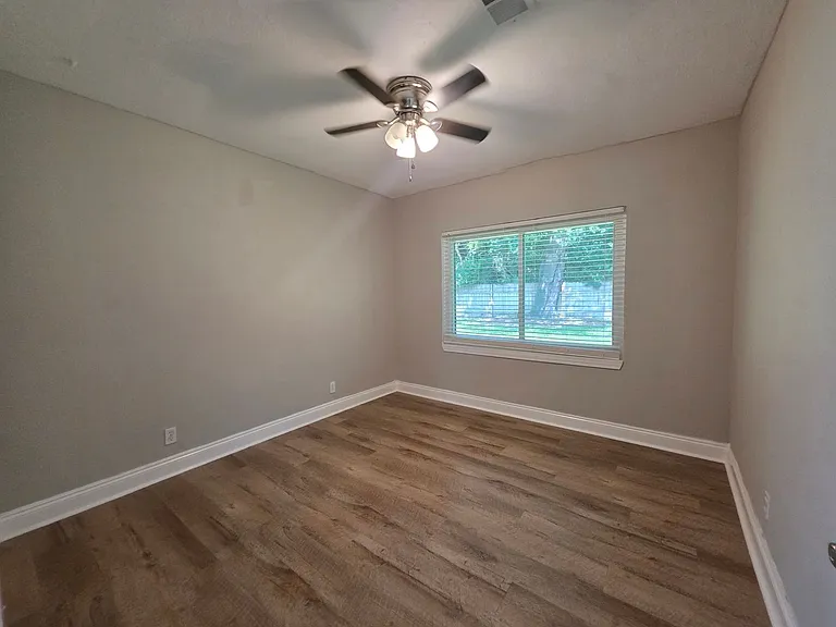 109 Reed Rd — Photo 16