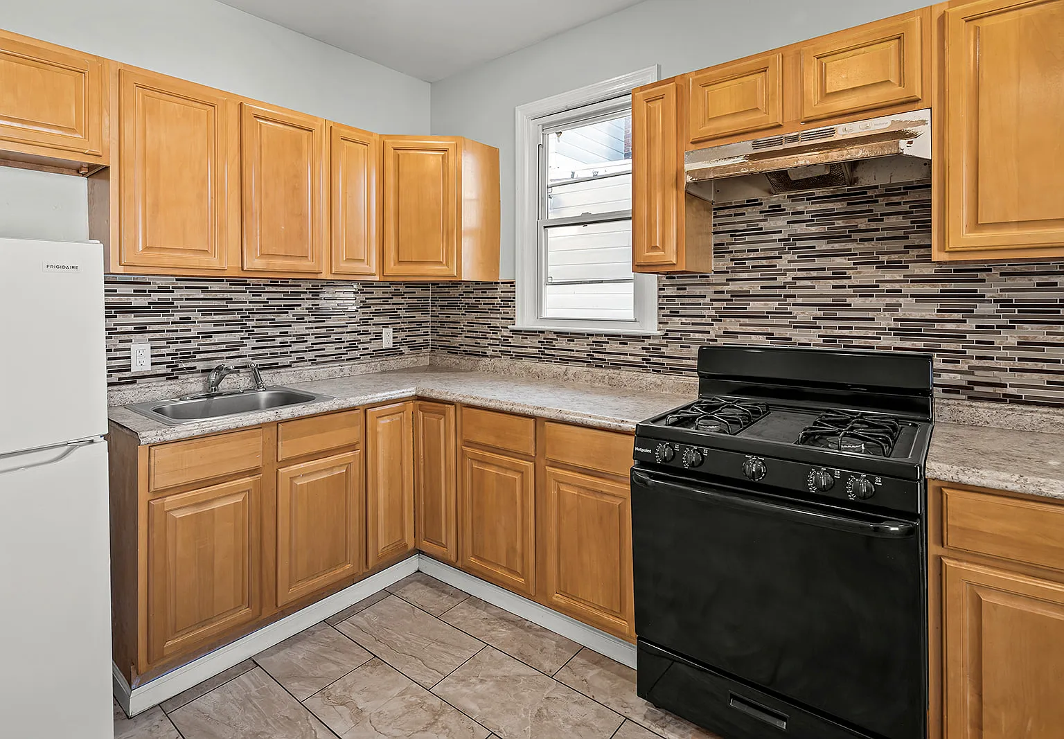 3 bed, 1000 sqft, $2,150 — Photo 3