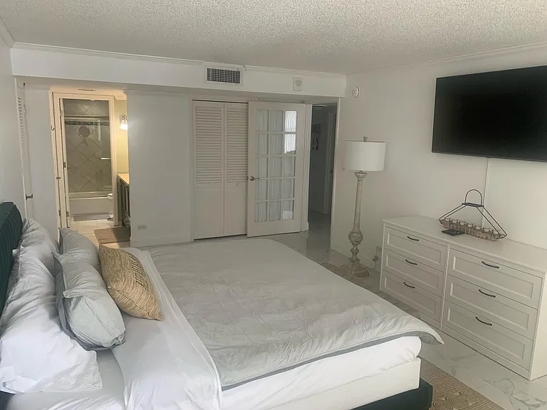 6039 Collins Ave #1722 — Photo 4