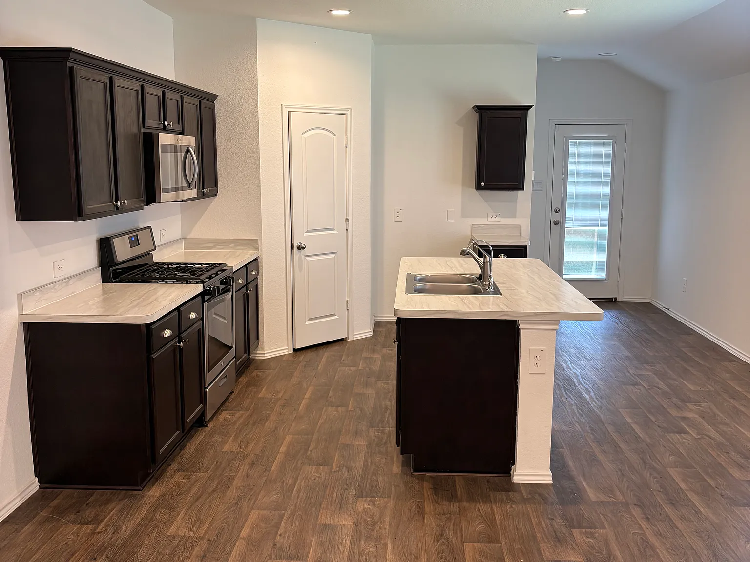 3 bed, 1556 sqft, $2,100 — Photo 2