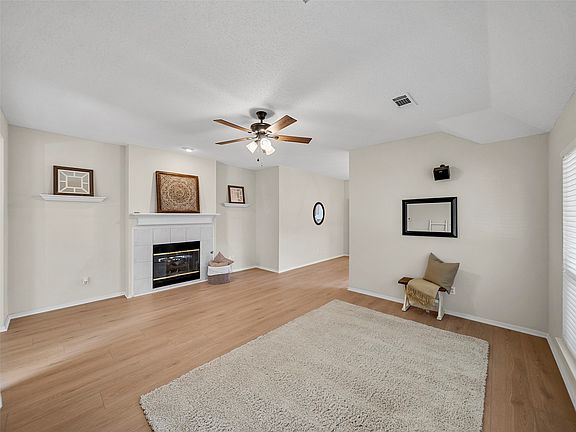 3rd image of 1108 Creekstone Dr