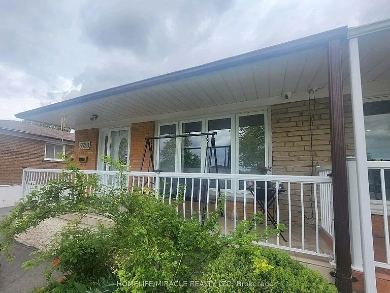 3528 Laddie Cres — Photo 1