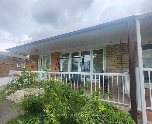 3528 Laddie Cres Photo 1