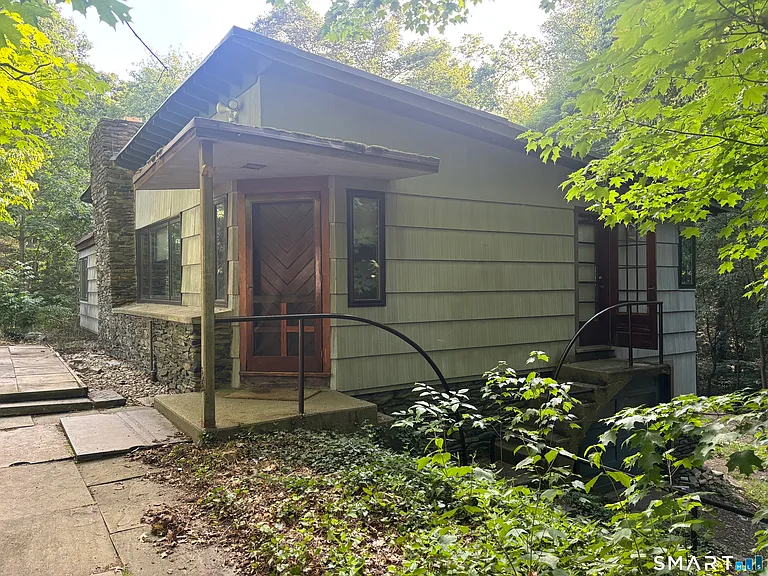 136 Forest Rd — Photo 2