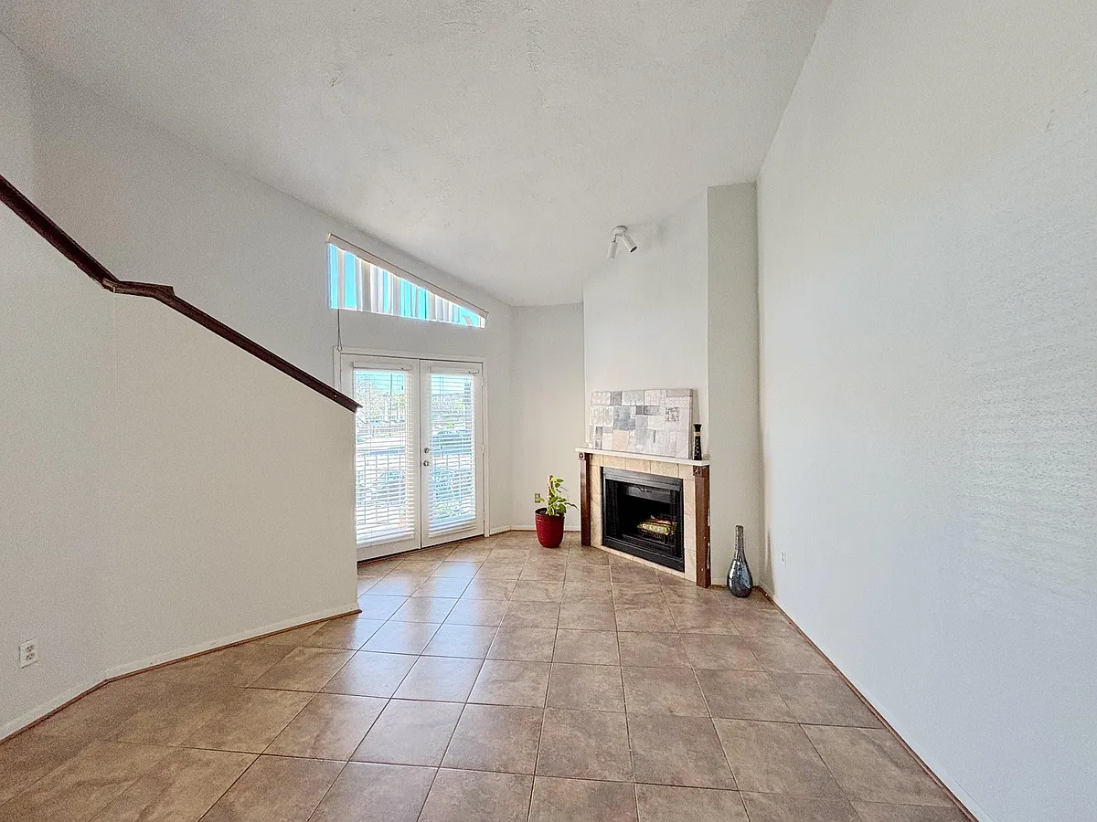 Building Photo - 10855 Meadowglen Ln #1024