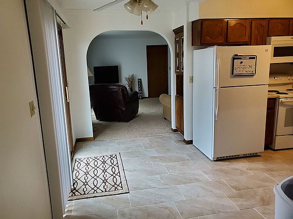 3rd image of 225 S Ridge Dr
