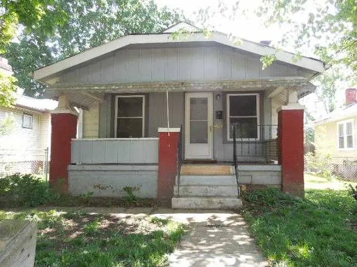 628 S Oakley Ave photo 1
