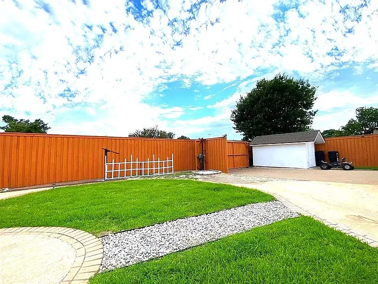 1316 Dunbarton Dr — Photo 10
