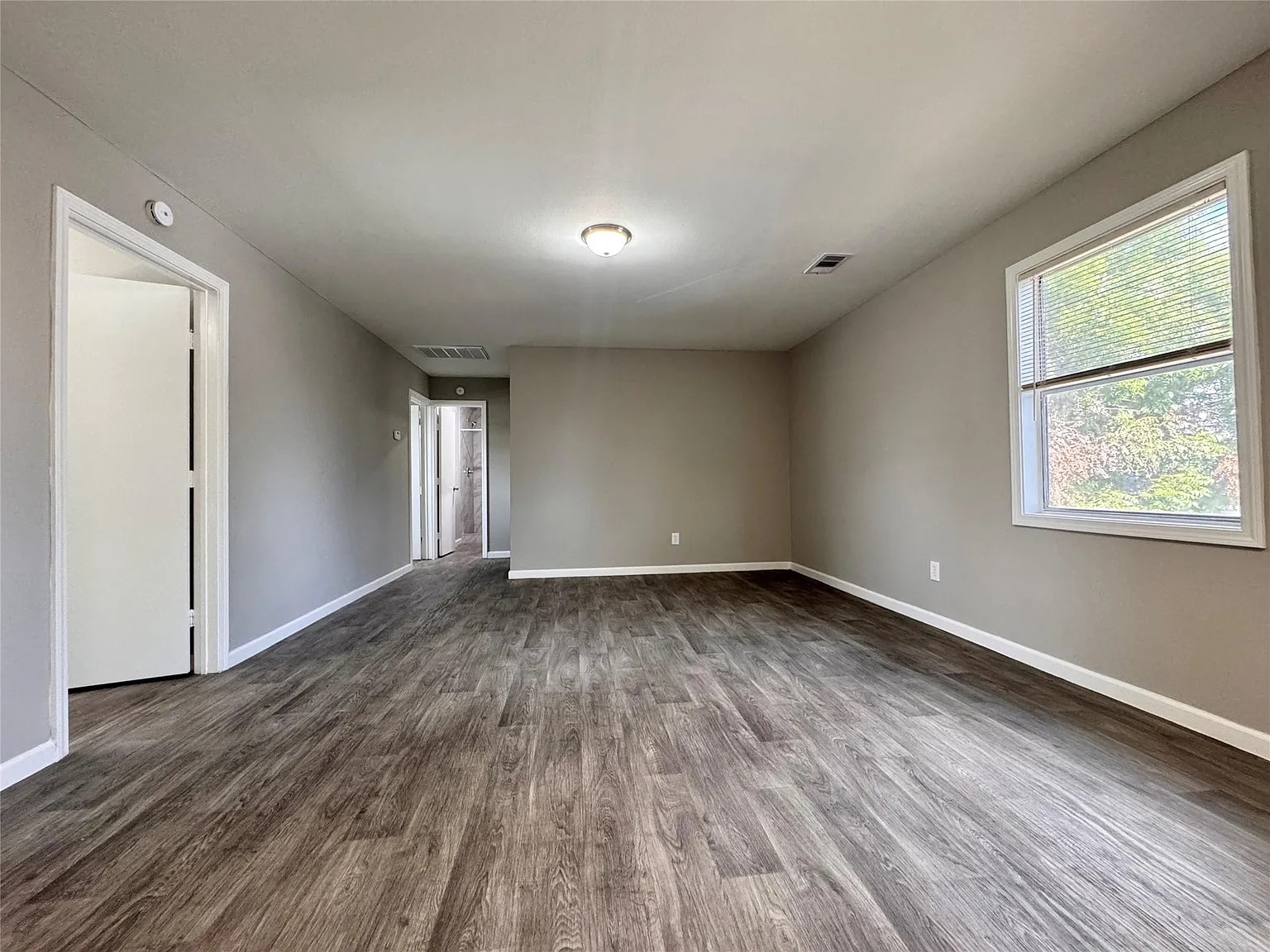 3 bed, 2.0 bath, 943 sqft, $1,350 — Photo 2