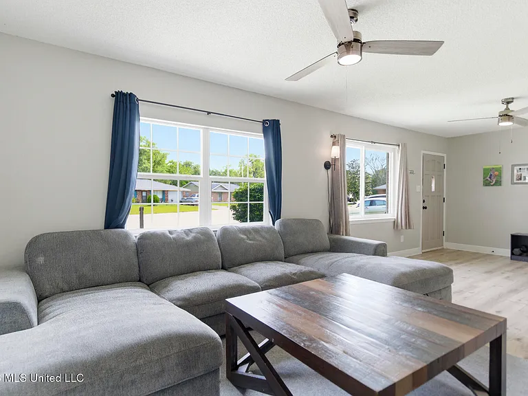 2616 W Angela Cir — Photo 3