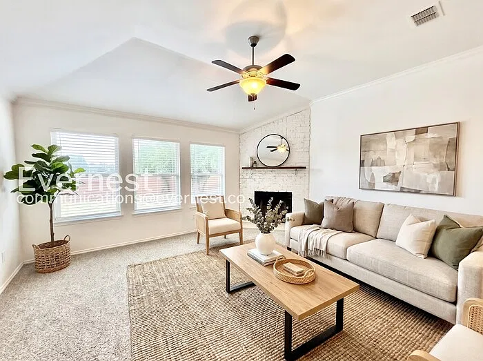 4 bed, 2.0 bath, 2003 sqft, $2,145 — Photo 2