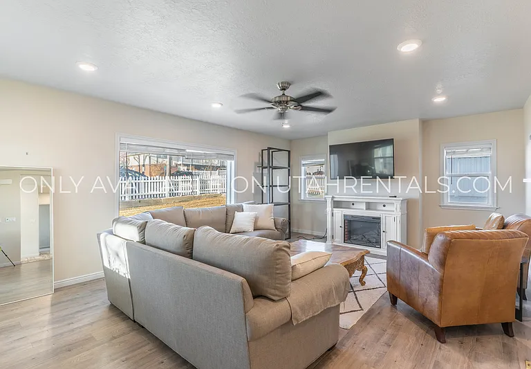 976 Briar Ave #UP — Photo 8