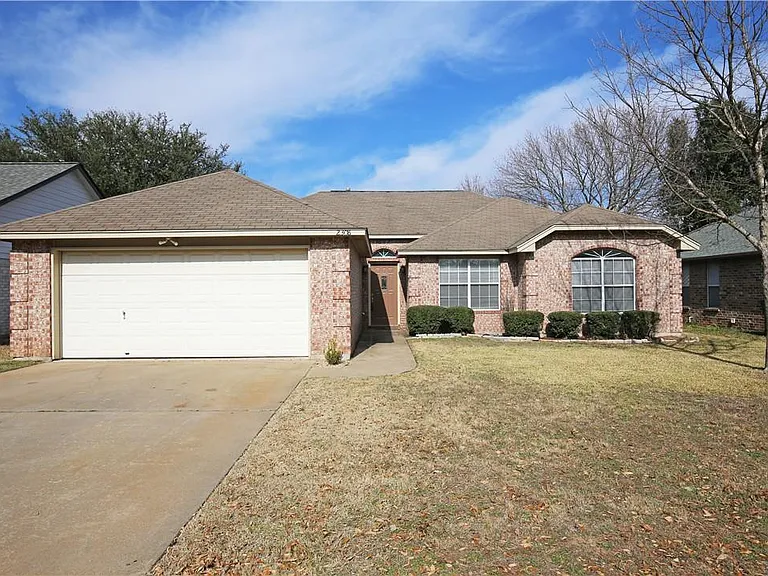 2308 Sycamore Trl — Photo 1