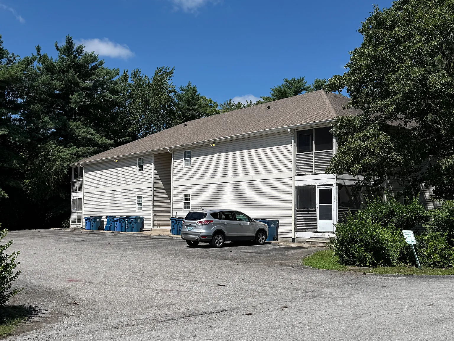 2 bed, 1.5 bath, 1050 sqft, $925 — Photo 1