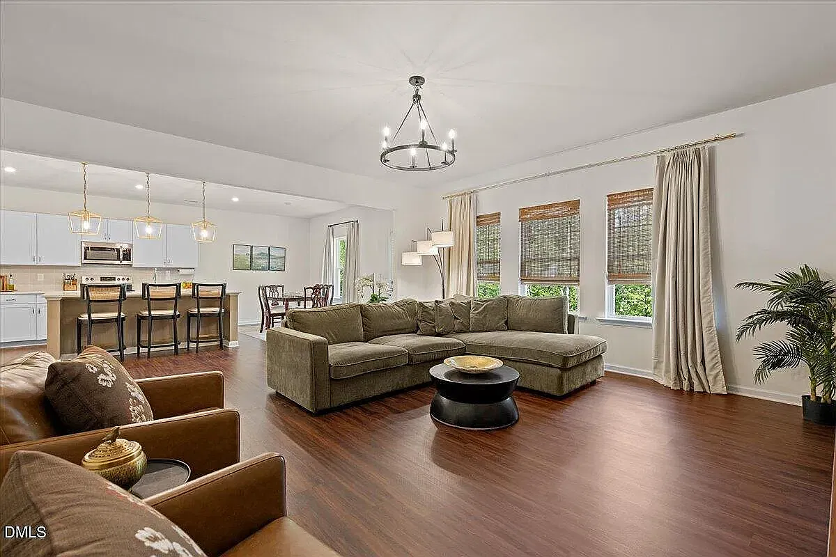 4 bed, 2.5 bath, 2594 sqft, $2,495 — Photo 4