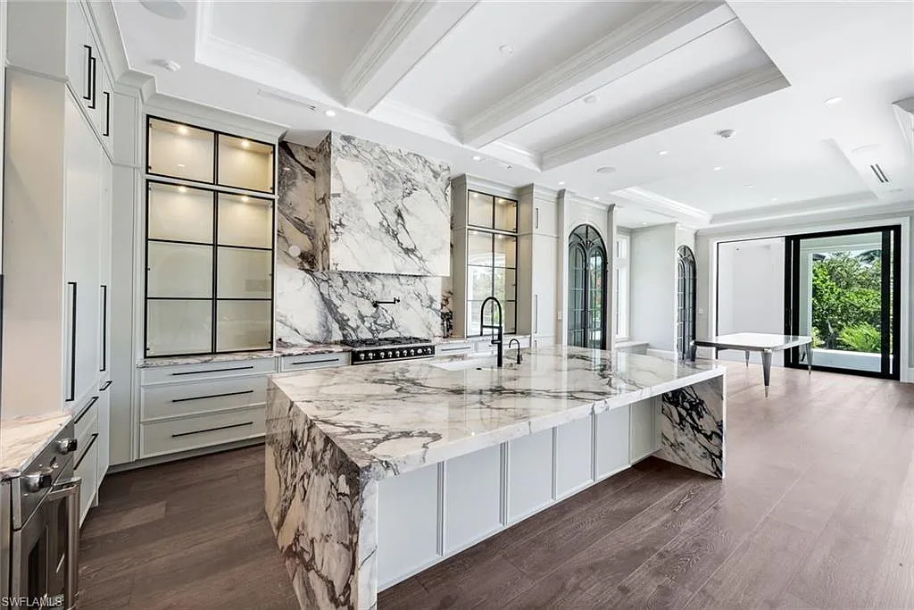 4 bed, 4.5 bath, 5500 sqft, $35,000 — Photo 4