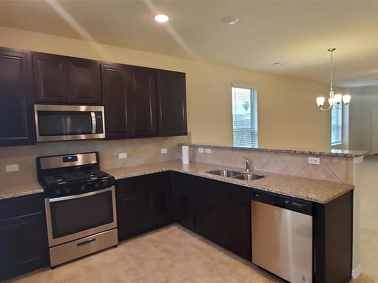 2530 Remembrance Cir — Photo 8
