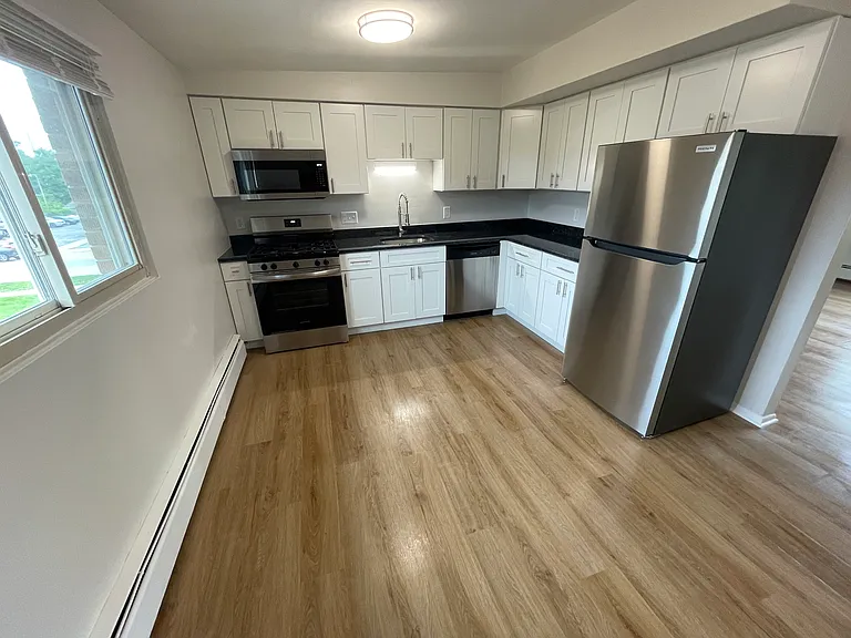 8952 White Oak Ave #4 — Photo 2