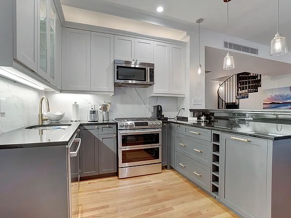 3rd image of 260 W Broadway Unit 9/10E