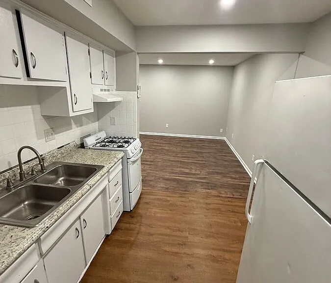 208 Lakeshore Dr #5 — Photo 5