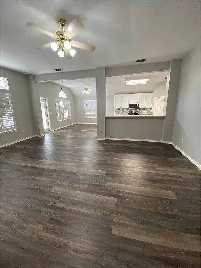 3 bed, 2.0 bath, 1949 sqft, $2,400 — Photo 4