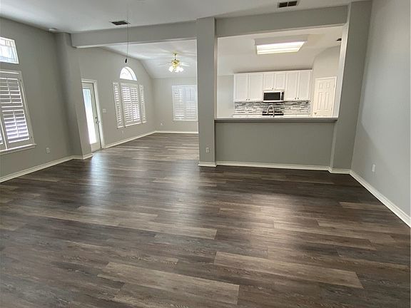 4th image of 7122 Lindenwood Dr