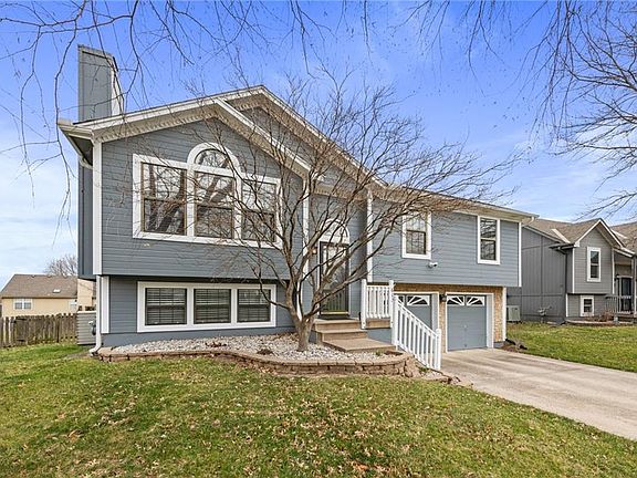 3rd image of 613 SE Cumberland Dr