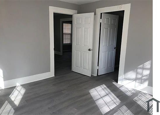 3rd image of 102 N Avenue A